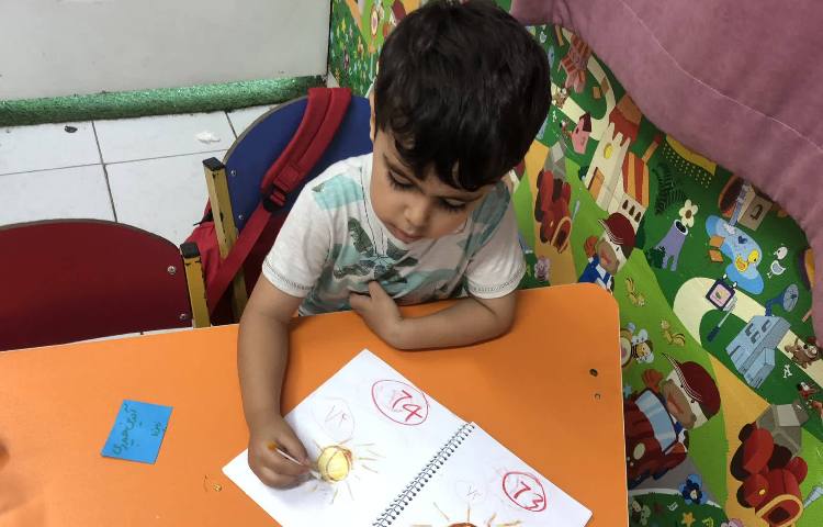 دانشمند کوچک(نقتشی با زردچوبه) 2