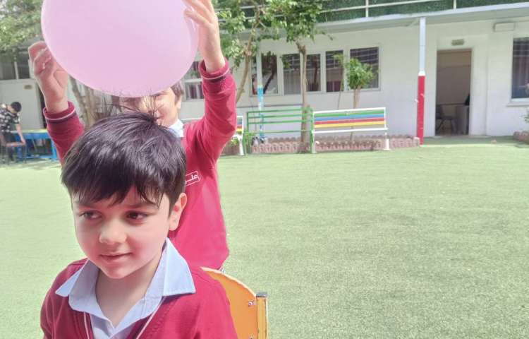 دانشمند کوچک آزمایش بادکنک و الکتریسیته انجام شد. 1