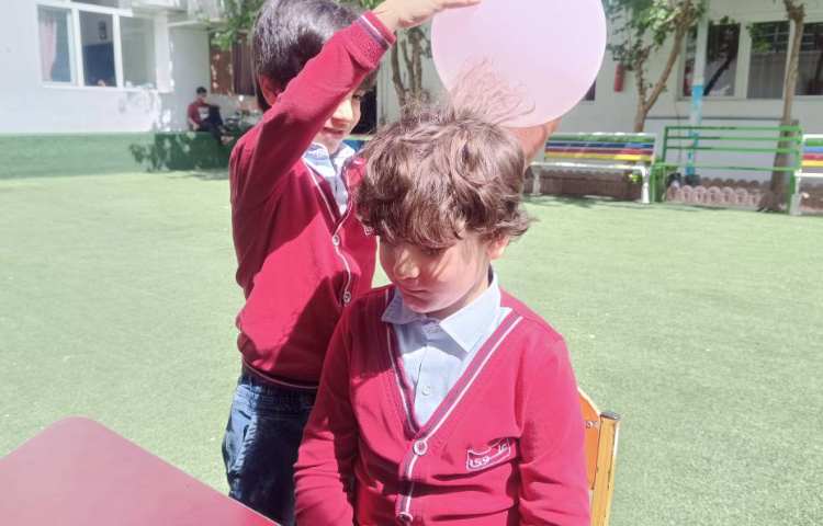 دانشمند کوچک آزمایش بادکنک و الکتریسیته انجام شد. 2