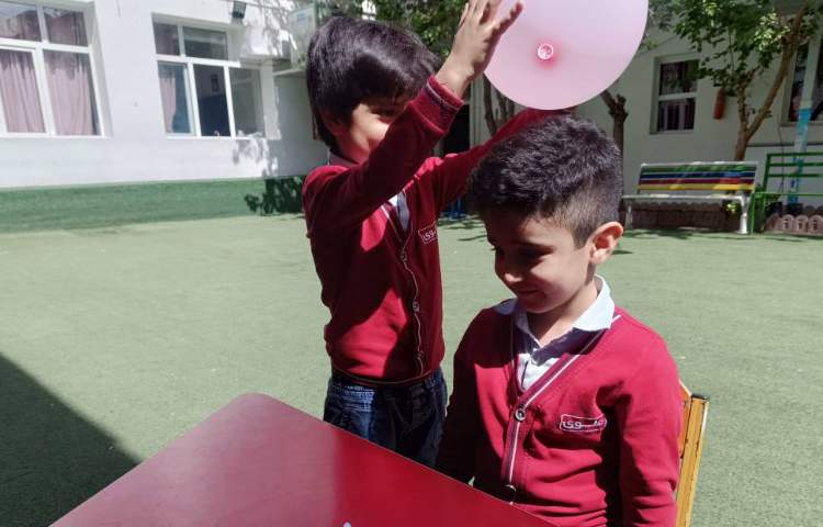 دانشمند کوچک آزمایش بادکنک و الکتریسیته انجام شد. 3