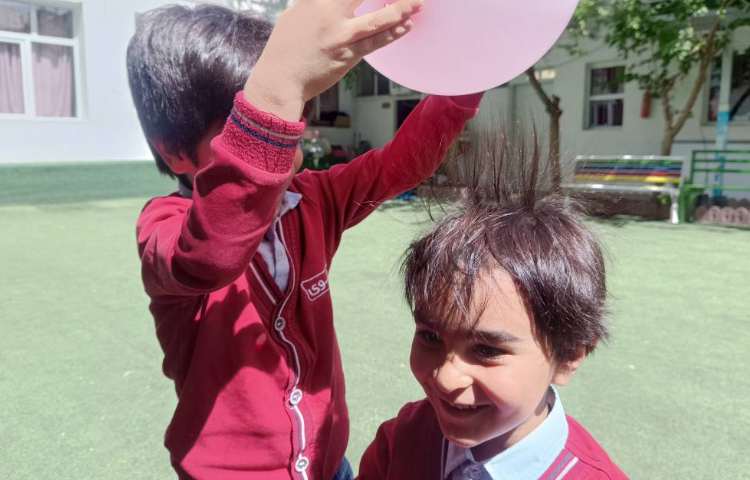 دانشمند کوچک آزمایش بادکنک و الکتریسیته انجام شد. 4