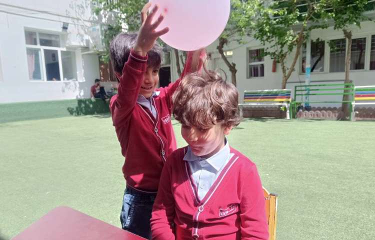 دانشمند کوچک آزمایش بادکنک و الکتریسیته انجام شد. 5