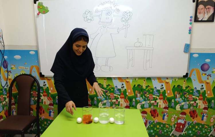 دانشمند کوچک آزمایش تخم‌مرغ و یخ در مایع‌های مختلف 1