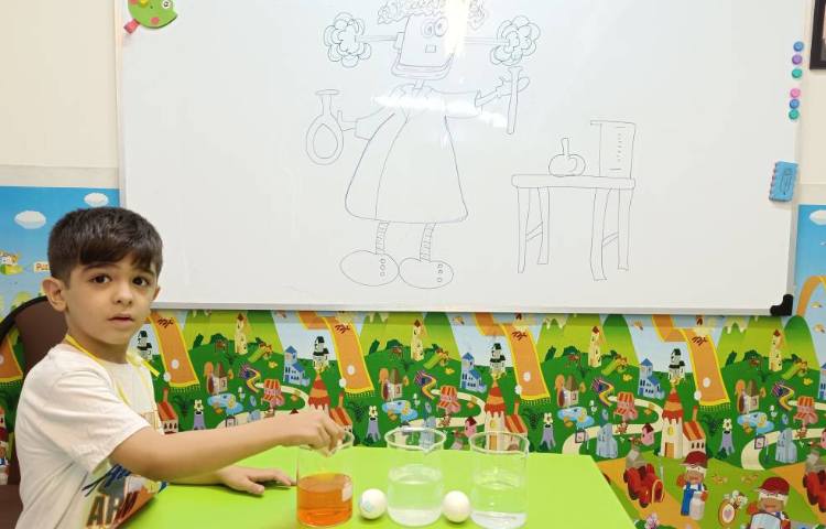 دانشمند کوچک آزمایش تخم‌مرغ و یخ در مایع‌های مختلف 2