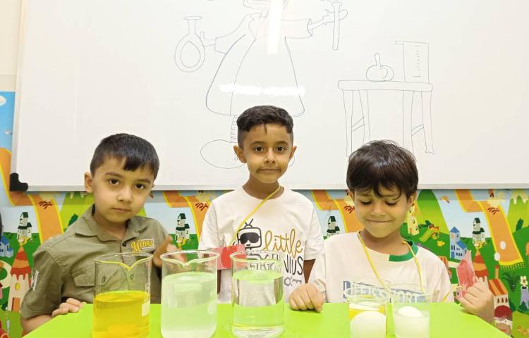 دانشمند کوچک آزمایش تخم‌مرغ و یخ در مایع‌های مختلف