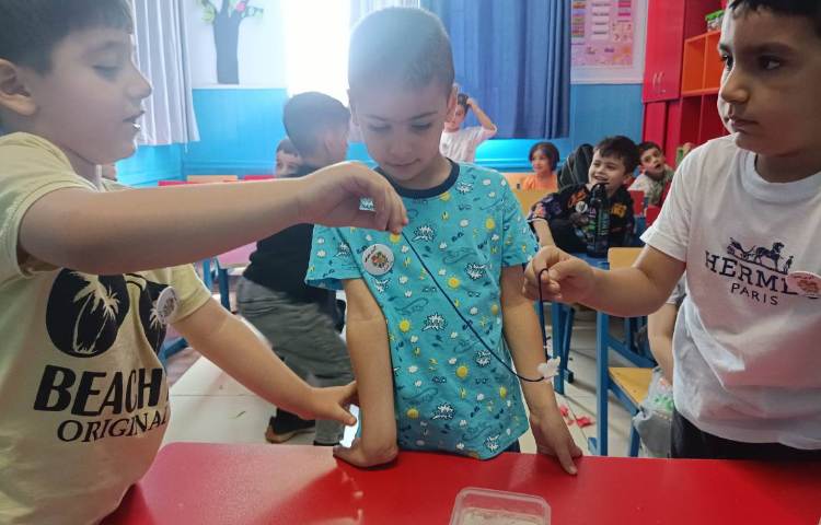 :دانشمند کوچک، آزمایش جابه جا کردن یخ با نخ و نمک 4