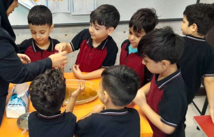 دانشمند کوچک آزمایش فرار میکروب ها