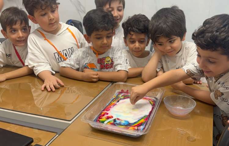 دانشمند کوچک: بازی رنگ‌ها و لزوم استفاده از مایع دستشویی موقع شستن دست‌ها