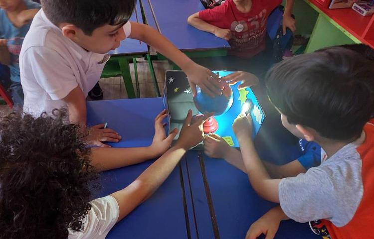 :دانشمند کوچک با موضوع چگونگی پیدایش شب و روز 4