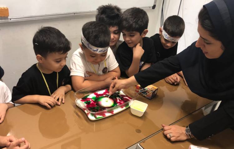 دانشمند کوچک: فوران رنگ‌ها با مایع دستشویی