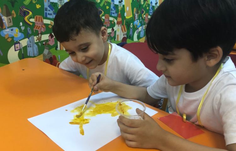 دانشمند کوچک: نقاشی علمی با زردچوبه، ابلیمو و... نقاشی کشیده شد 2