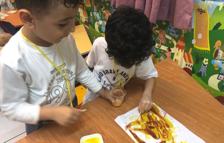 دانشمند کوچک: نقاشی علمی با زردچوبه، ابلیمو و... نقاشی کشیده شد