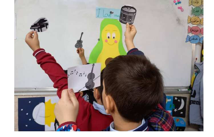 دانش آموزان باتوجه به تصاویر جمله سازی 2