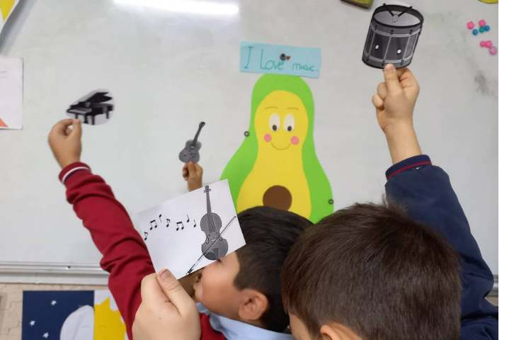 دانش آموزان باتوجه به تصاویر جمله سازی