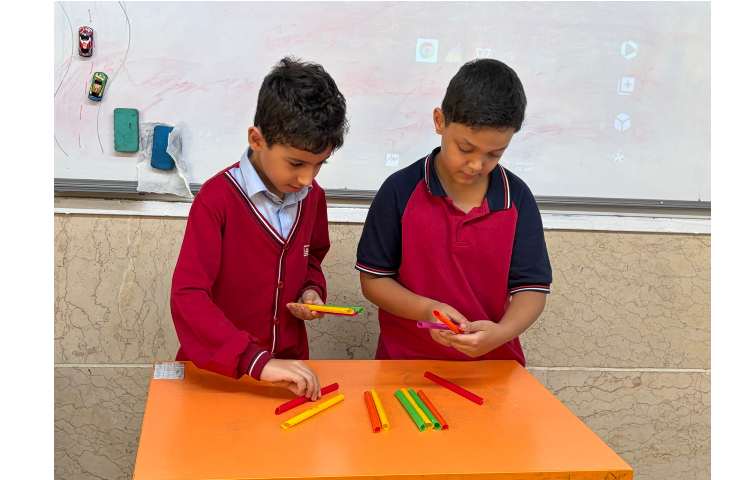 دانش آموزان با استفاده از نی کلمات را ترکیب می کنند و جمله می سازند