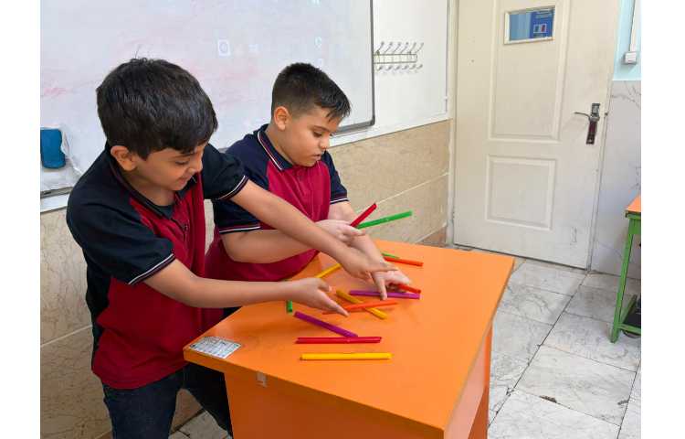 دانش آموزان با استفاده از نی کلمات را ترکیب می کنند و جمله می سازند 4