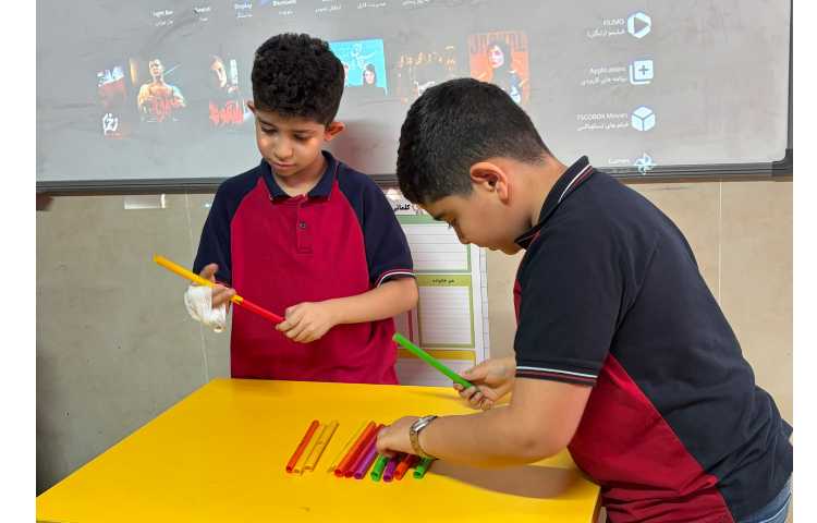 دانش آموزان با استفاده از نی کلمات را ترکیب می کنند و جمله می سازند 1