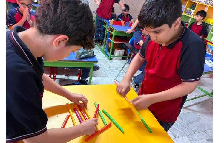 دانش آموزان با استفاده از نی کلمات را ترکیب می کنند و جمله می سازند 9
