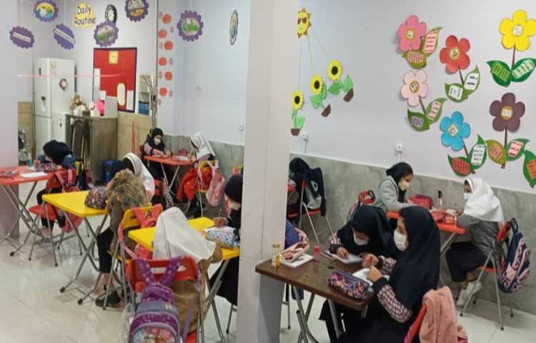 دانش آموزان با هم در حال نوشتن املای تخته‌ای با هدف افزایش دقت دیداری و شنیداری 1