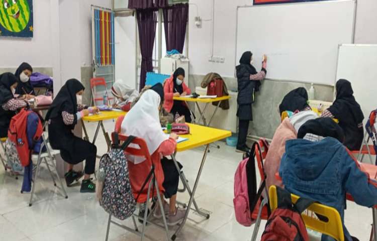 دانش آموزان با هم در حال نوشتن املای تخته‌ای با هدف افزایش دقت دیداری و شنیداری 2