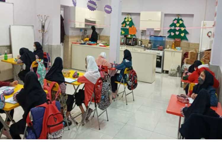 دانش آموزان با هم در حال نوشتن املای تخته‌ای با هدف افزایش دقت دیداری و شنیداری 3