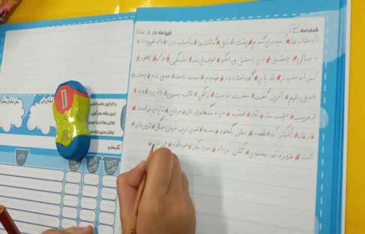 دانش آموزان با هم در حال نوشتن املای تخته‌ای با هدف افزایش دقت دیداری و شنیداری 4