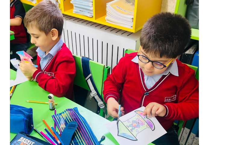 دانش آموزان به مناسبت یادگیری کلمه ی ( بابا ) برای پدران خود کاردستی درست کردند 2