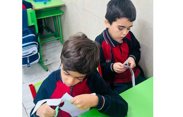 دانش آموزان به مناسبت یادگیری کلمه ی ( بابا ) برای پدران خود کاردستی درست کردند 3