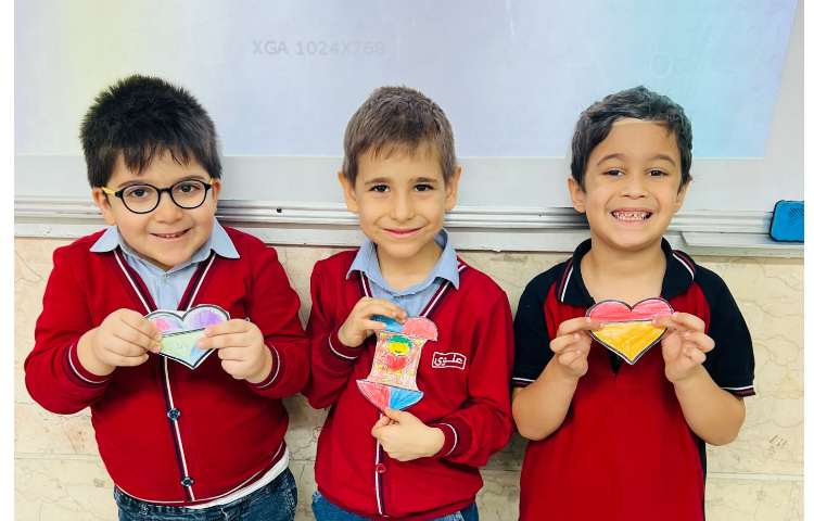 دانش آموزان به مناسبت یادگیری کلمه ی ( بابا ) برای پدران خود کاردستی درست کردند 6