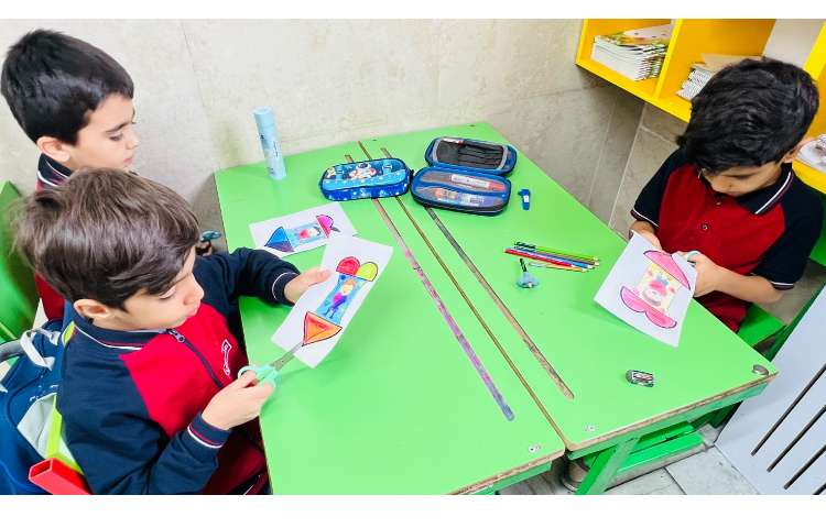 دانش آموزان به مناسبت یادگیری کلمه ی ( بابا ) برای پدران خود کاردستی درست کردند