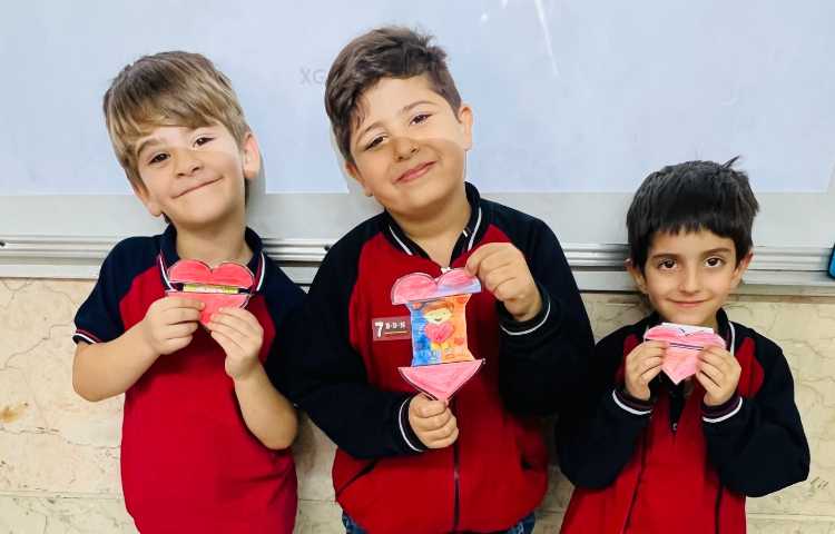 دانش آموزان به مناسبت یادگیری کلمه ی ( بابا ) برای پدران خود کاردستی درست کردند 0