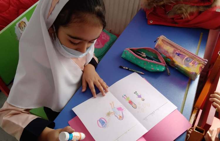 دانش آموزان در حال آماده سازی کتاب به مناسبت هفته کتاب 1