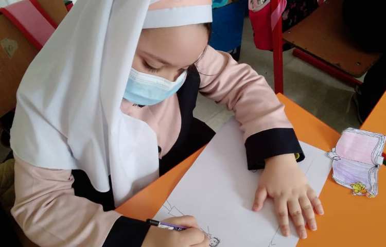 دانش آموزان در حال آماده سازی کتاب به مناسبت هفته کتاب 11