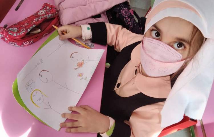 دانش آموزان در حال آماده سازی کتاب به مناسبت هفته کتاب 12