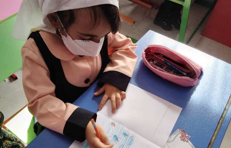 دانش آموزان در حال آماده سازی کتاب به مناسبت هفته کتاب 14