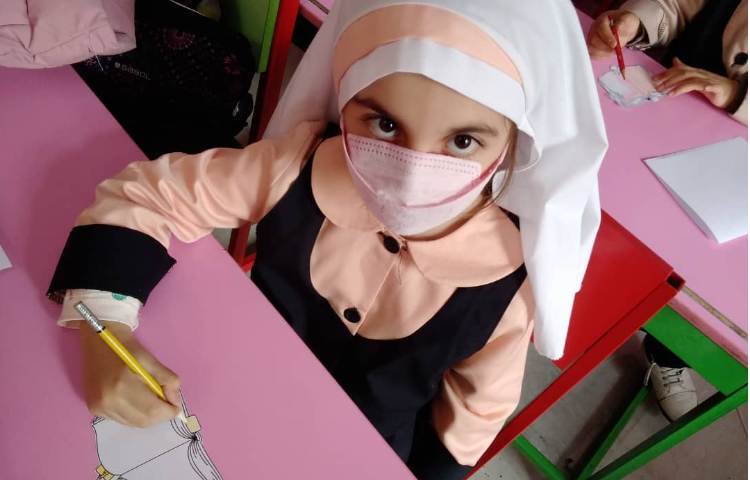 دانش آموزان در حال آماده سازی کتاب به مناسبت هفته کتاب 15