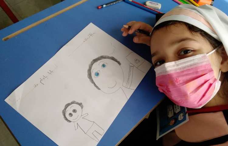 دانش آموزان در حال آماده سازی کتاب به مناسبت هفته کتاب 16