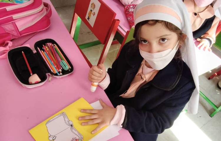 دانش آموزان در حال آماده سازی کتاب به مناسبت هفته کتاب 2