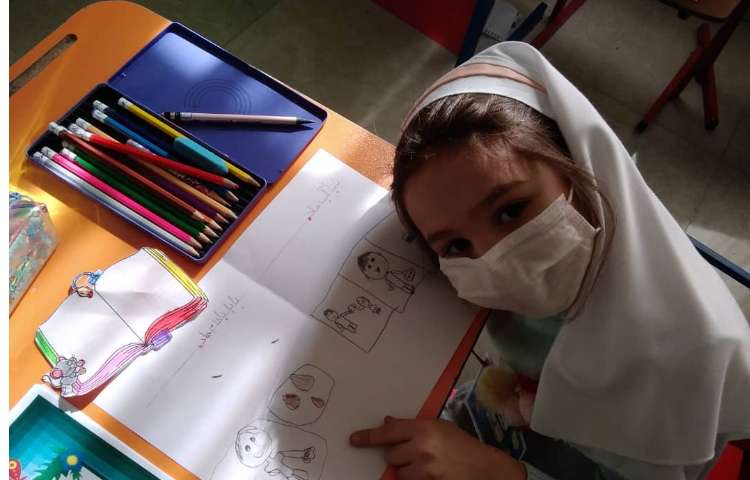 دانش آموزان در حال آماده سازی کتاب به مناسبت هفته کتاب 3