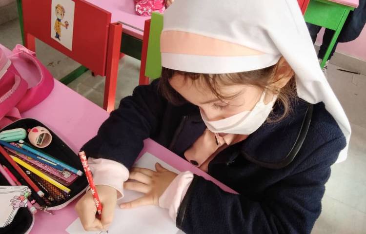 دانش آموزان در حال آماده سازی کتاب به مناسبت هفته کتاب 5