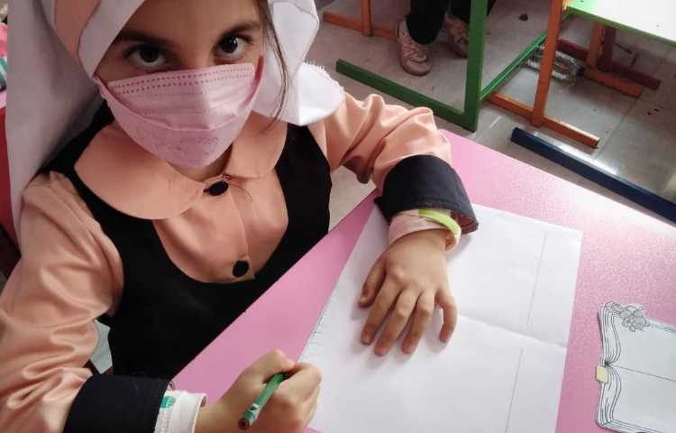 دانش آموزان در حال آماده سازی کتاب به مناسبت هفته کتاب 6