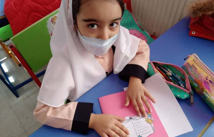 دانش آموزان در حال آماده سازی کتاب به مناسبت هفته کتاب 7