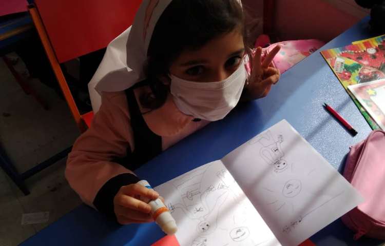 دانش آموزان در حال آماده سازی کتاب به مناسبت هفته کتاب 8