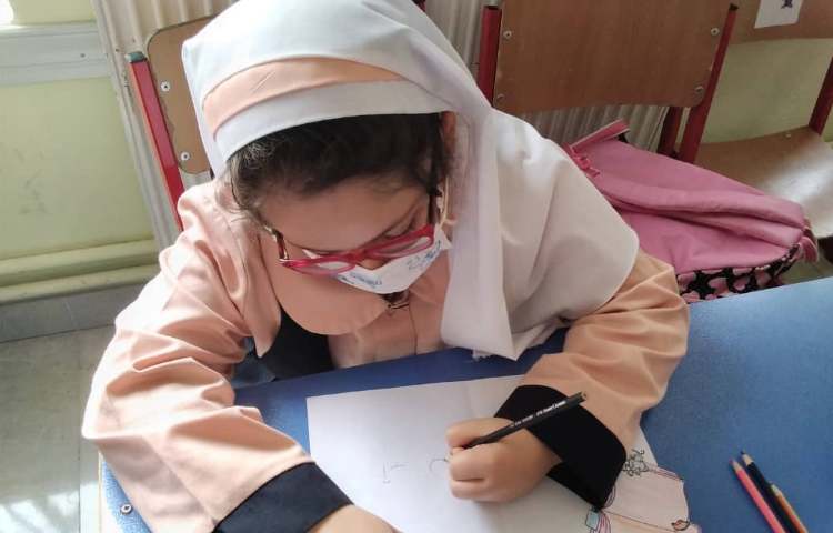 دانش آموزان در حال آماده سازی کتاب به مناسبت هفته کتاب 9