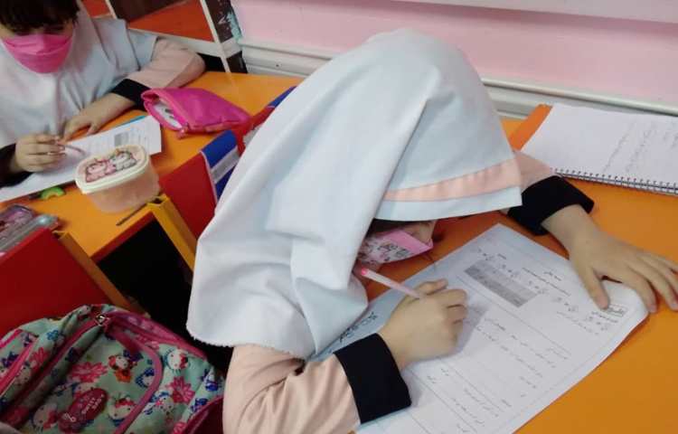 دانش آموزان در حال انجام آزمون 1