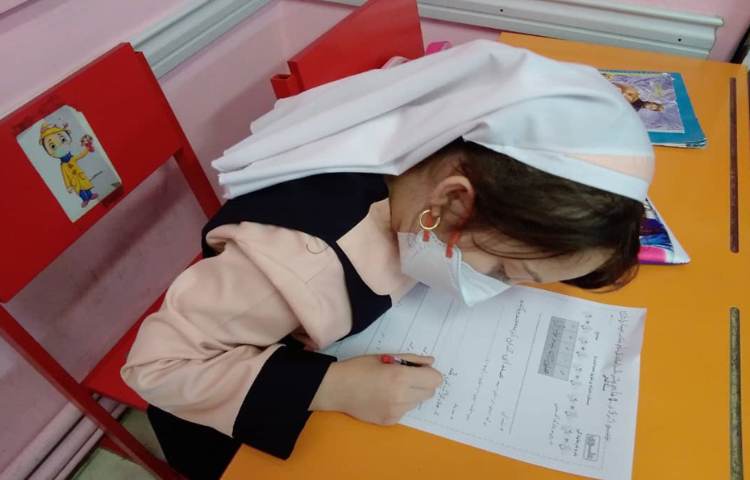 دانش آموزان در حال انجام آزمون 2