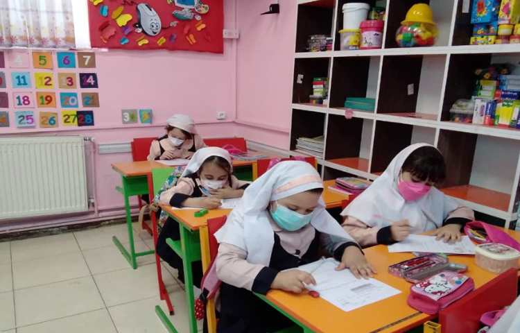 دانش آموزان در حال انجام آزمون 4