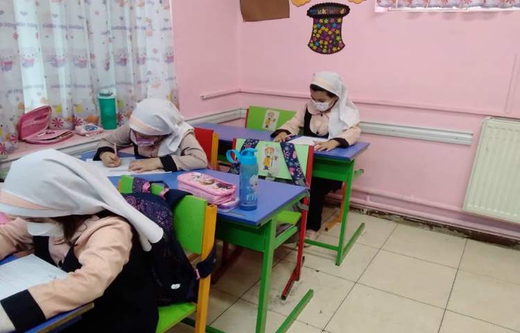 دانش آموزان در حال انجام آزمون 5