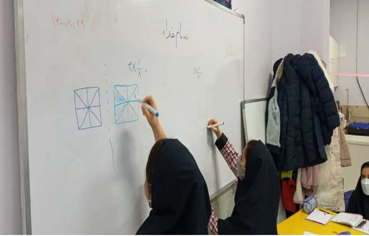دانش‌آموزان در حال انجام فعالیت‌های کلاسی و حل تمرین ریاضی 1