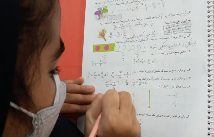 دانش‌آموزان در حال انجام فعالیت‌های کلاسی و حل تمرین ریاضی 2